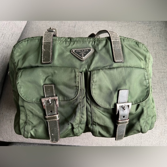 ❌❌❌❌ SOLD ❌❌❌❌

Prada Green Satchel with Leather Handles and Logo - Picture 6 of 14